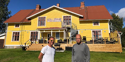 Pelle Berggren och Johan Thysell framför Golfvillan i Långnäs