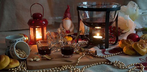 Dukat bord med glögg och pepparkakor
