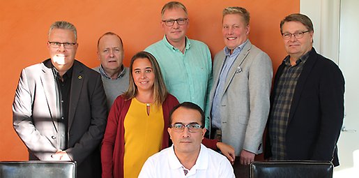 Representanter från Sibylla och Hofors kommun när kontrakt om mark skrevs